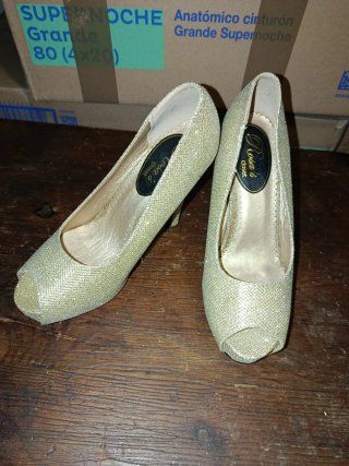 Zapatos de tacón sin estrenar