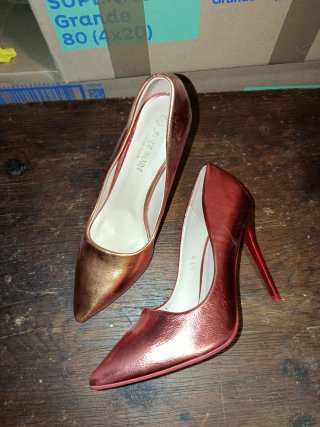 Zapatos de tacón sin estrenar