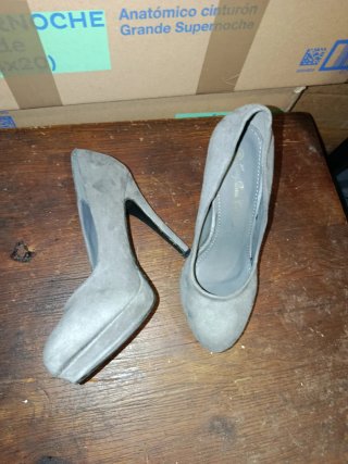 Zapatos de tacón sin estrenar