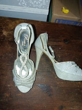 Zapatos de tacón sin estrenar