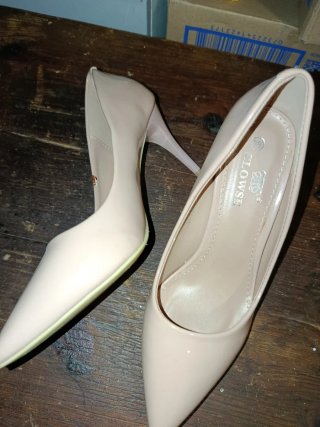 Zapatos de tacón sin estrenar