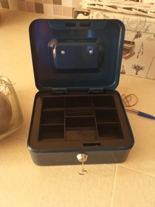 Caja de caudales metálica y plástica