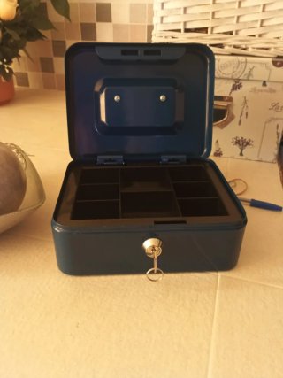 Caja de caudales metálica y plástica