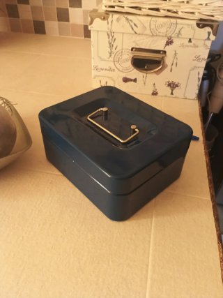 Caja de caudales metálica y plástica