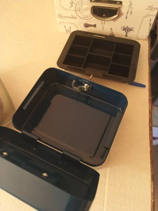 Caja de caudales metálica y plástica