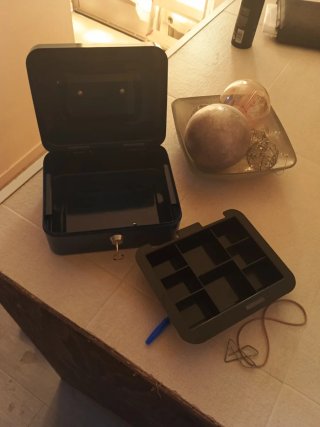 Caja de caudales metálica y plástica