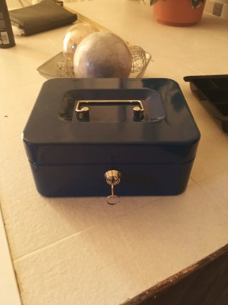 Caja de caudales metálica y plástica