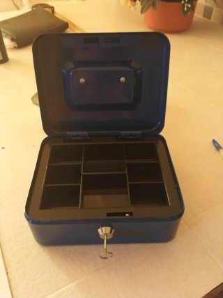 Caja de caudales metálica y plástica