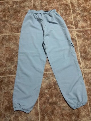 Pantalones cargo azules con cinturón