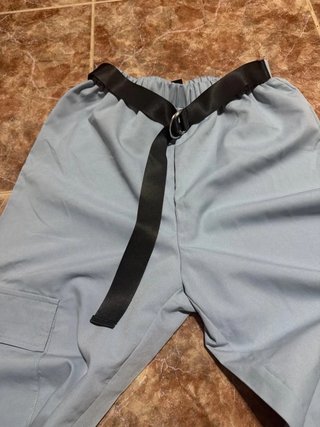 Pantalones cargo azules con cinturón