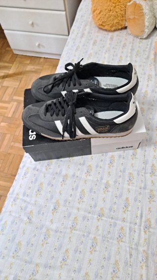 Zapatillas Adidas Negras y Blancas