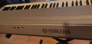 Piano Eléctrico Yamaha P70S. Con soporte  plegable