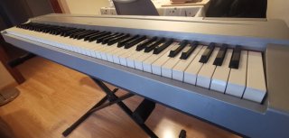 Piano Eléctrico Yamaha P70S. Con soporte  plegable