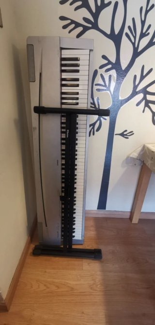 Piano Eléctrico Yamaha P70S. Con soporte  plegable