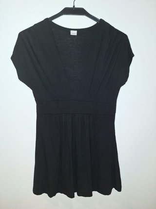 Blusa negra con escote en V