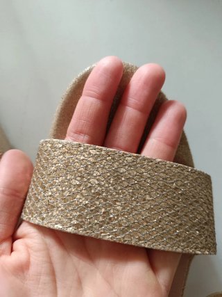 Sandalias doradas con plataforma