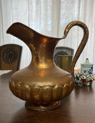 Brocca vintage in rame martellato