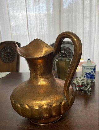 Brocca vintage in rame martellato