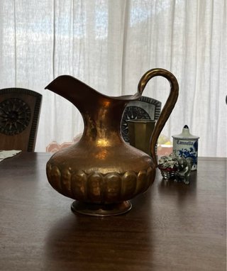 Brocca vintage in rame martellato
