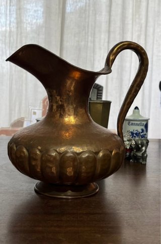 Brocca vintage in rame martellato