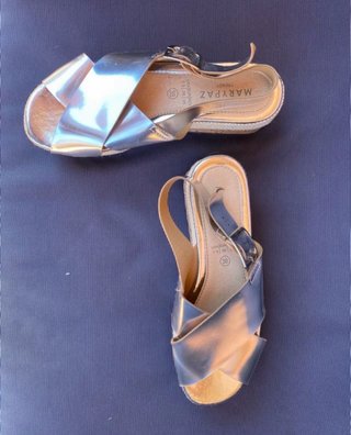 Sandalias cuña doradas y plateadas