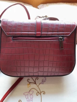 Bolso bandolera burdeos efecto piel