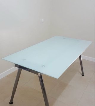 Mesa de cristal y metal