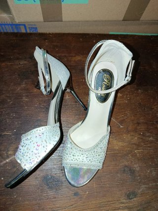 Zapatos de tacón sin estrenar precio por unidad