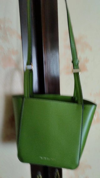 Bolso de colgar verde,con neceser de ante verde