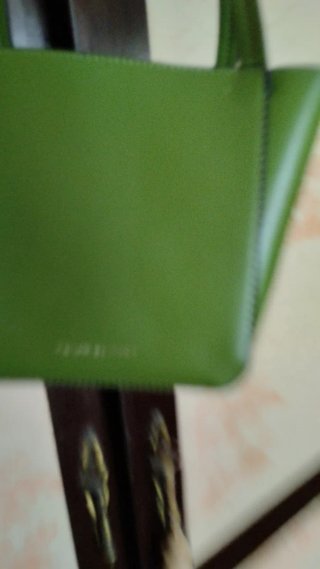 Bolso de colgar verde,con neceser de ante verde