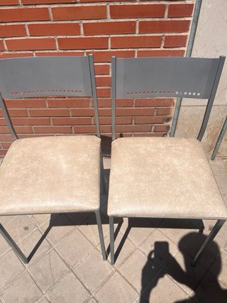 2 Sillas metalicas con asiento de polipiel