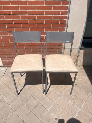 2 Sillas metalicas con asiento de polipiel