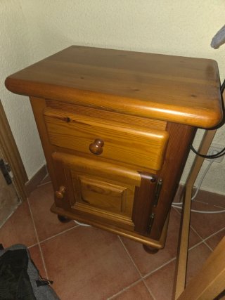 Mesita de noche de madera maciza