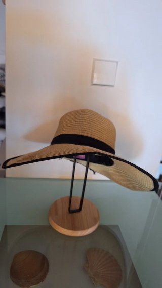 Sombrero de paja beige con cinta negra
