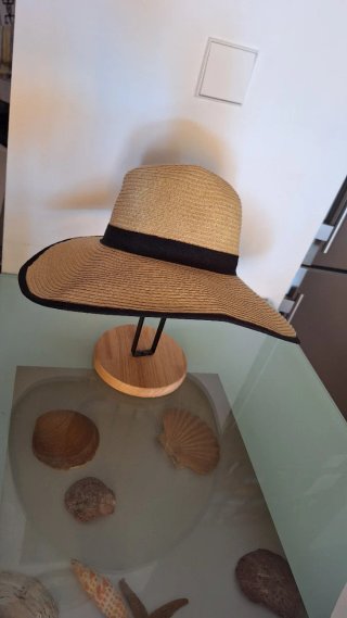 Sombrero de paja beige con cinta negra