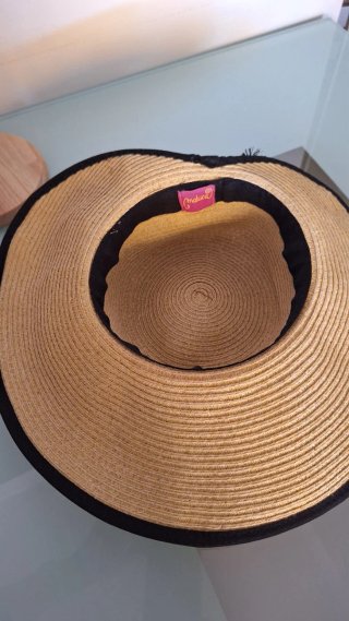 Sombrero de paja beige con cinta negra
