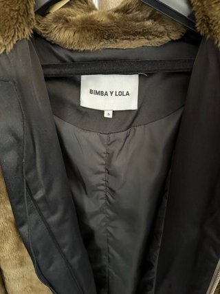 Abrigo pelo suave con capucha y cremallera