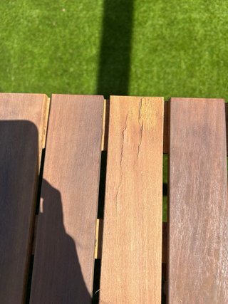 Mesa de madera maciza extensible para exterior.