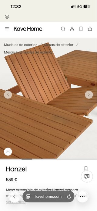 Mesa de madera maciza extensible para exterior.