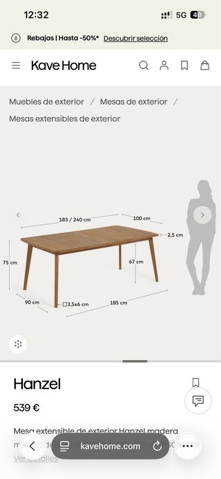 Mesa de madera maciza extensible para exterior.