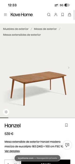 Mesa de madera maciza extensible para exterior.