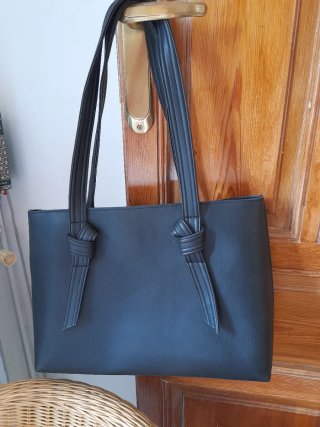 Bolso negro con nudos