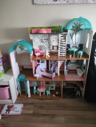 Casita de muñecas de madera.