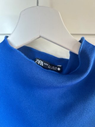 Vestido largo azul con detalles dorados