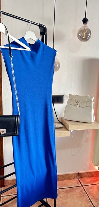 Vestido largo azul con detalles dorados