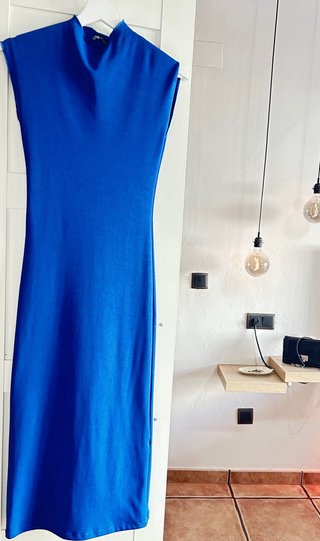 Vestido largo azul con detalles dorados