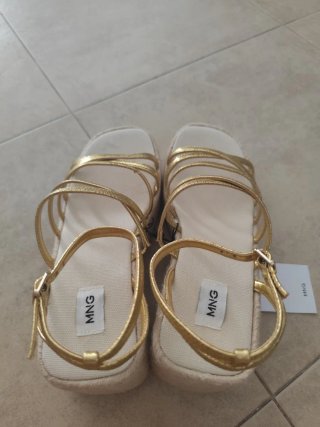 Sandalias MNG doradas y blancas