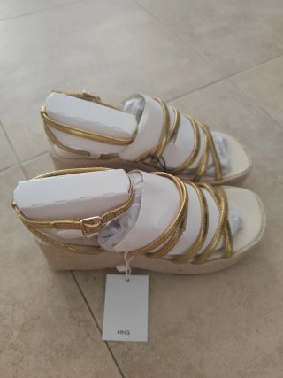 Sandalias MNG doradas y blancas