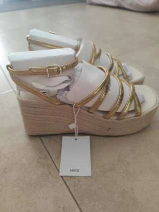Sandalias MNG doradas y blancas