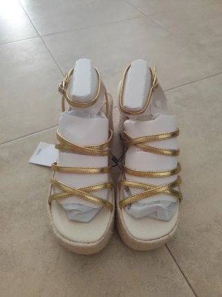 Sandalias MNG doradas y blancas